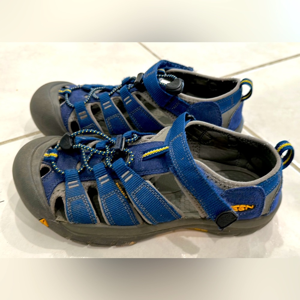 KEEN Youth Newport H2 sandals size 5 blue gently worn indestructible! Big kids